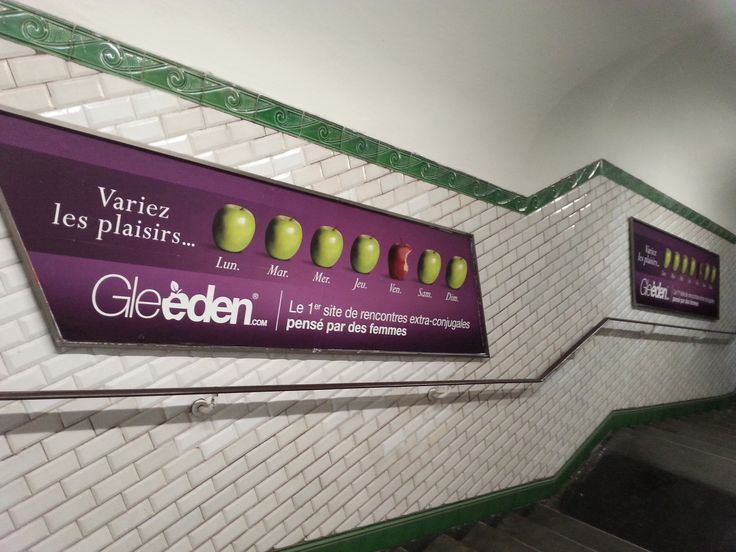Publicité Gleeden Variez les plaisirs affichée dans le métro parisien